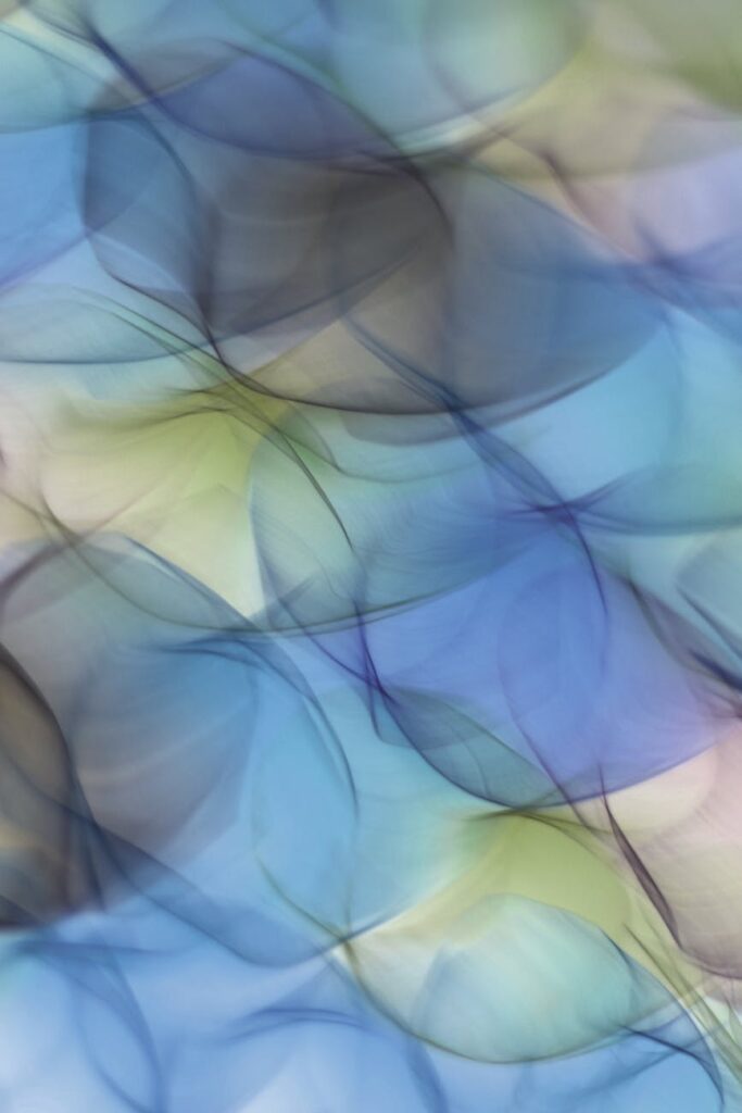 Dynamic shapes visualizing the flow of information and possibilities when using AI for choosing the perfect major.