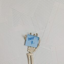 A detailed and colorful hand-drawn mind map on a large sheet of paper, with a central idea and many branching thoughts.