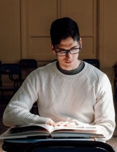 7 Ways to Buy Used College Textbooks Cheaply & Resell for Profit