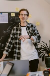 7 Tips: Public Speaking for Introverted Students to Shine Confidently