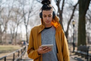 7 Audio Learning Hacks: Master Content While Commuting
