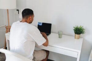 Stay Focused Studying Online: 7 Powerful Tips for Success